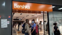 Bershka casse le prix de sa plus belle robe à volants pour rester classe et élégante tout l'été !