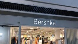 Bershka explose tout avec ce jean cargo délavé parfait pour un look d'été tendance !