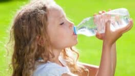 Astuce Été 2023: voici comment rafraîchir une bouteille d'eau en seulement 15 minutes !