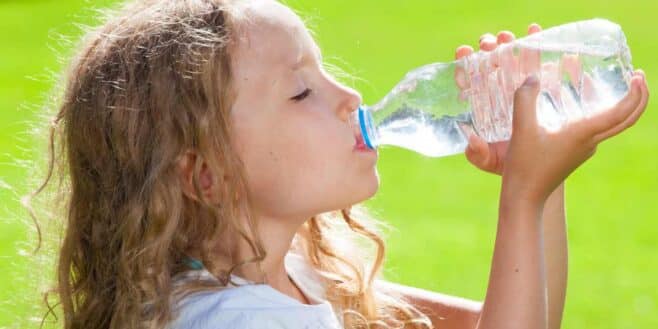 Astuce Été 2023: voici comment rafraîchir une bouteille d'eau en seulement 15 minutes !