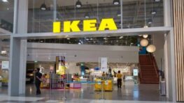 Ikea frappe fort avec son sac coloré parfait pour faire du shopping !