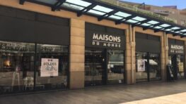 Maisons du monde cartonne avec le pouf gonflable aux motifs décoratifs bleus et blancs BANDOL