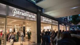 Stradivarius cartonne avec la robe asymétrique la plus likée sur Instagram !