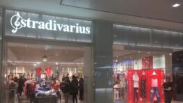 Stradivarius frappe fort avec sa robe courte en jean slim parfaite pour cet été !