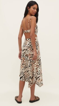 Stradivarius frappe fort pour votre look estivale avec sa robe zèbre qui va faire des envieuses !