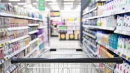 Un homme se laisse enfermer dans un supermarché et s'offre un énorme festin !