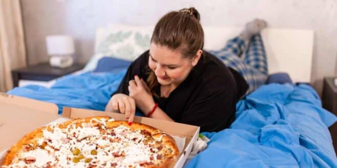 Voici la raison horrible pour laquelle il ne faut jamais manger dans son lit selon ce médecin !