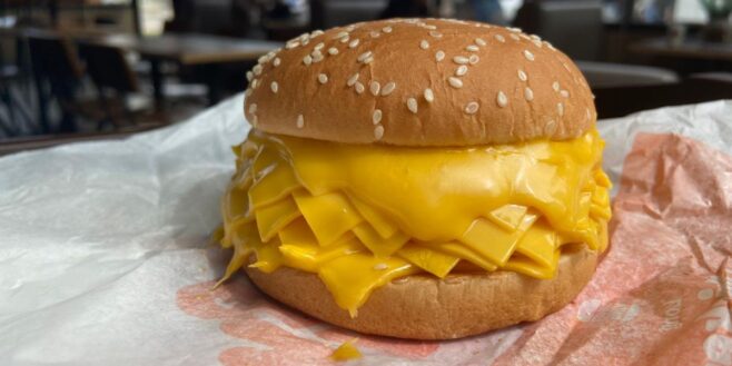 Burger King lance un burger avec 20 tranches de cheddar !