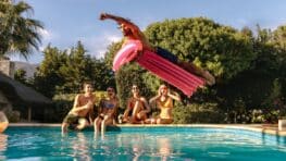 Cohue chez Lidl pour son transat de plage gonflable avec lequel on peut se baigner !