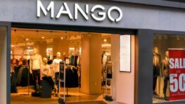 Cohue chez Mango avec cette mini jupe trop stylée à emporter en vacances !