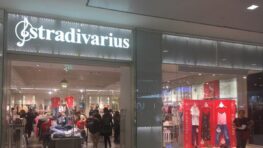 Cohue chez Stradivarius pour cette salopette short en denim que vous adorerez porter cet été !
