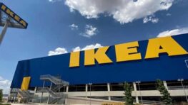 Ikea cartonne avec son fauteuil à bascule très coloré parfait pour bronzer cet été !