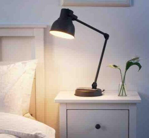 Ikea explose les ventes avec son incroyable lampe de chevet avec chargeur intégré !-article