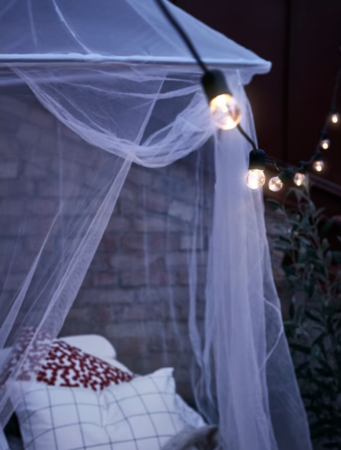 Ikea frappe fort avec sa moustiquaire de jardin à l'esprit romantique