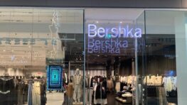 Ruée chez Bershka pour sa jupe métallisée inspirée des 60's pour un look super glamour en soirée !