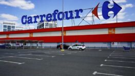 Ruée chez Carrefour avec sa robe la plus beachy de tout l'été !