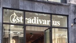 Ruée chez Stradivarius avec son pantalon cargo pour avoir un look d'été parfait !