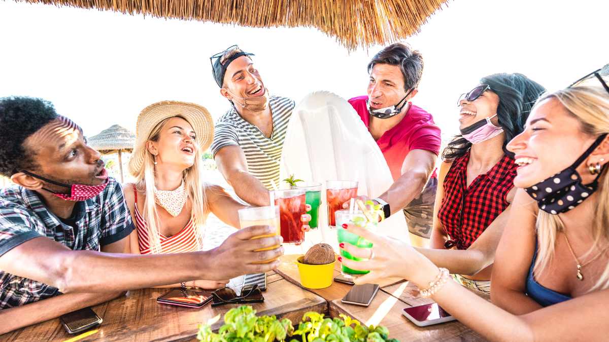 Un touriste se lance un défi de boire les 21 cocktails d'un bar et ...