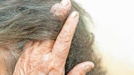 Voici la meilleure astuce pour cacher ses cheveux gris facilement et à 1 euro seulement !