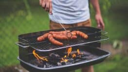 Voici pourquoi il ne faut jamais piquer vos saucisses au barbecue !