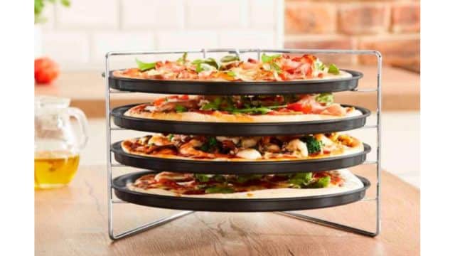 Lidl fait un carton avec cet accessoire révolutionnaire pour cuire 4 pizzas au four en même temps