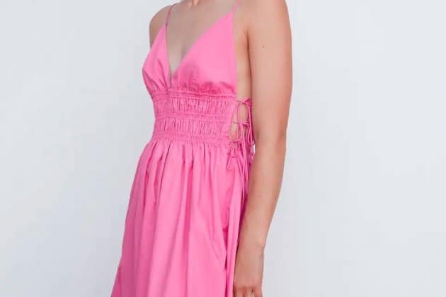 Mango cartonne avec cette robe en coton rose qui va booster tous vos looks d'été