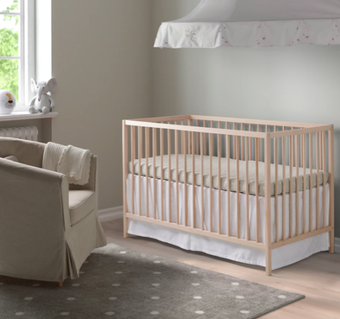 Ikea frappe très fort avec son lit pour bébé épuré et très élégant à petit prix -article