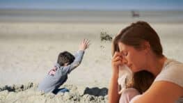 Il creuse un tunnel dans le sable à la plage, la suite est horrible !