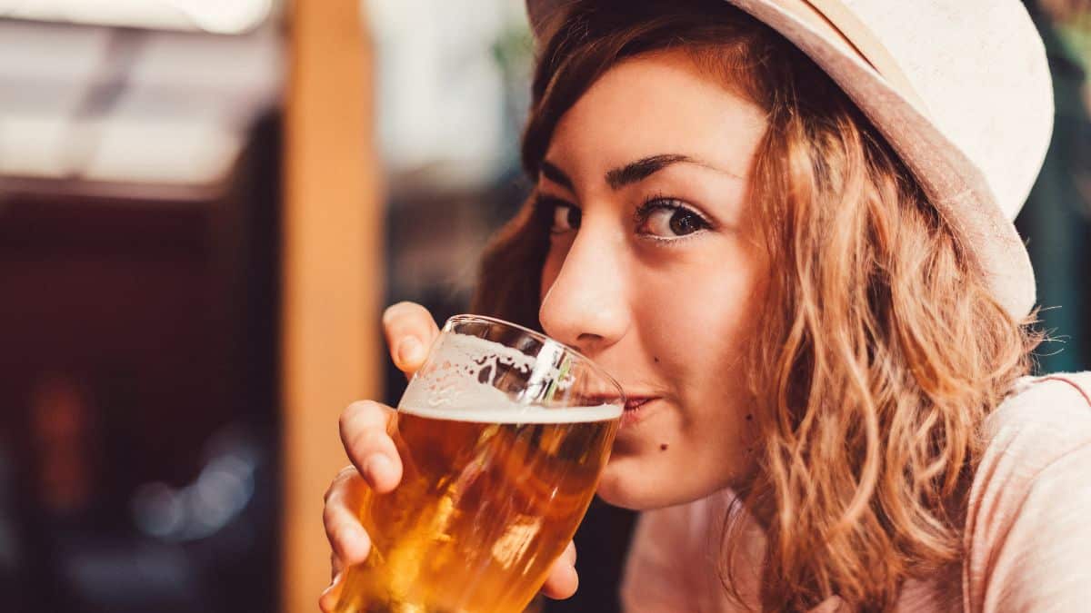 La bière peut rendre une personne beaucoup plus belle ? La science répond enfin !