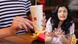 McDonald's cette employée fait des terribles confidences sur le thé glacé, vous n'en boirez plus !