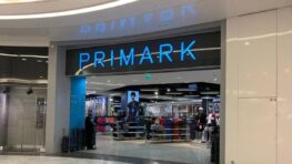 Primark frappe fort avec sa jupe en jean courte idéale pour bien préparer la rentrée