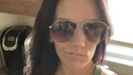 Elle se prend un selfie et découvre une silhouette terrifiante en regardant la photo !