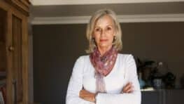 L'astuce géniale et rapide qui permet de masquer tous ses cheveux blancs !