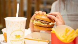 McDonald's diminue la taille de 2 hamburgers sans changer le prix et provoque un énorme scandale !