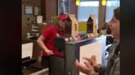 Une femme sourde et muette se rend dans un fast food, la réaction bouleversante des employés !