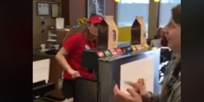 Une femme sourde et muette se rend dans un fast food, la réaction bouleversante des employés !