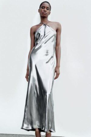 Zara fait un carton avec cette robe dos nu métalisée pour un look 80's ultra canon