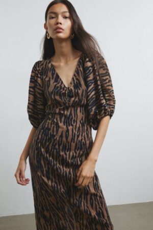 H&M surprend les fans de mode avec cette sublime robe longue à imprimé animal !-article