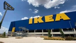 Ikea cartonne avec sa nouvelle lampe 2 couleurs best-seller de son catalogue !