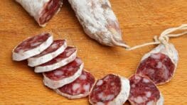 Justin Bridou lance un calendrier de l'avent inédit pour tous les fans de saucisson !