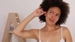 Les cotons-tiges c'est fini et très dangereux, les 3 alternatives pour bien nettoyer vos oreilles !