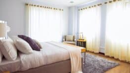 Comment aménager une petite chambre grâce à un lit avec rangement ?