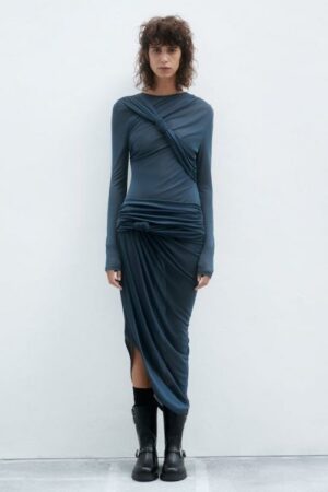Zara fait sensation avec cette robe drapée digne des plus grandes marques de créateurs