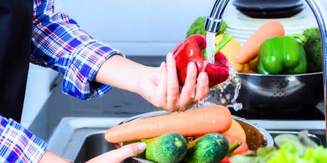 Laver les fruits et légumes avec de l'eau ne suffit pas et voici ce qu'il faut vraiment faire