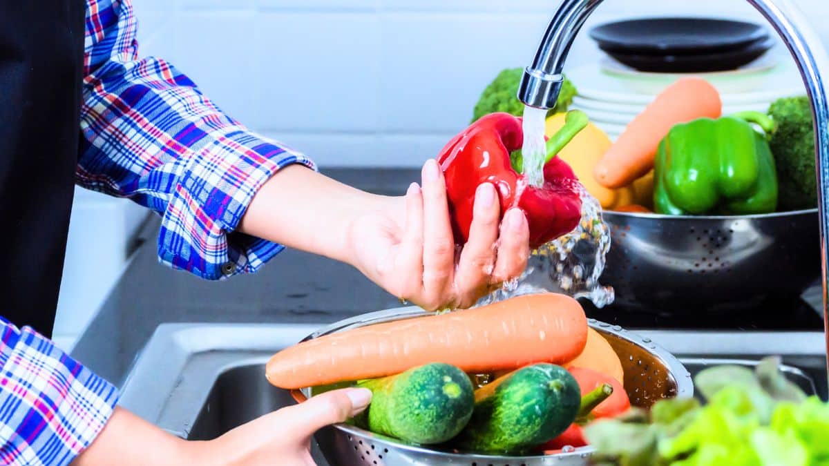 Laver les fruits et légumes avec de l’eau ne suffit pas et voici ce qu’il faut vraiment faire