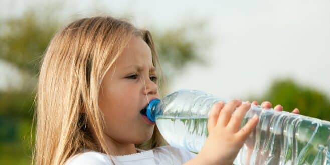 Les risques pour la santé de boire une bouteille d'eau après sa date de péremption