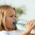 Les risques pour la santé de boire une bouteille d'eau après sa date de péremption