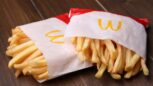 McDonald's frappe fort et offre des frites gratuites le vendredi