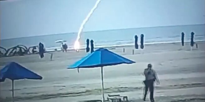 Une femme frappée par la foudre alors qu'elle jouait sur la plage (Vidéo)