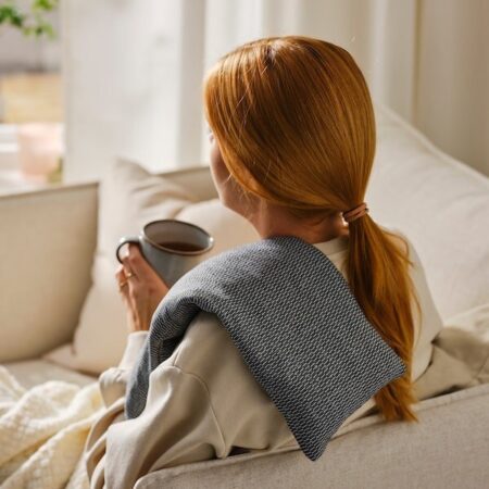 Ikea tient l'accessoire parfait pour rester au chaud sur votre canapé tout l'hiver